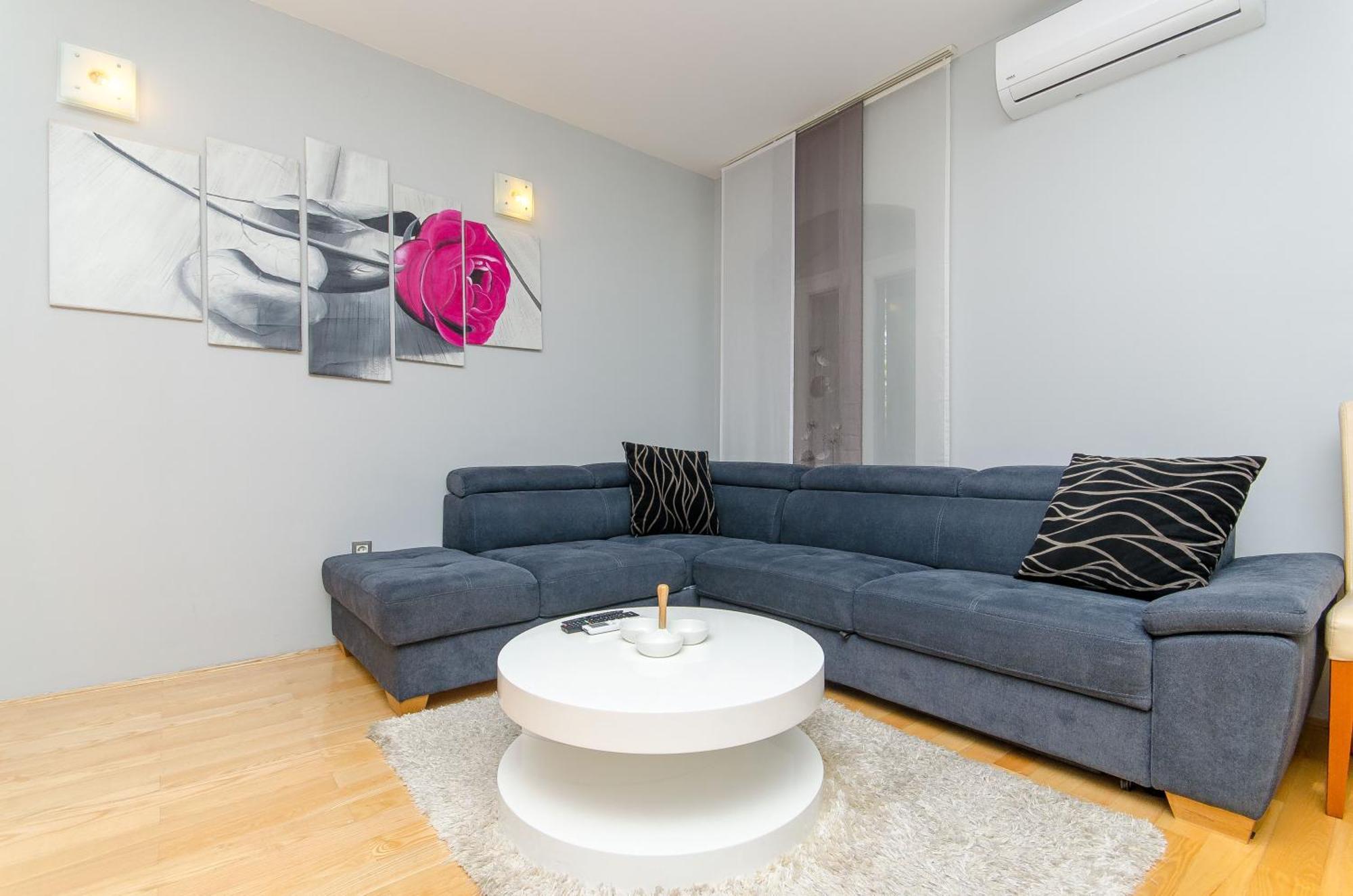 Stone Rose In Center Apartment Split Exterior photo