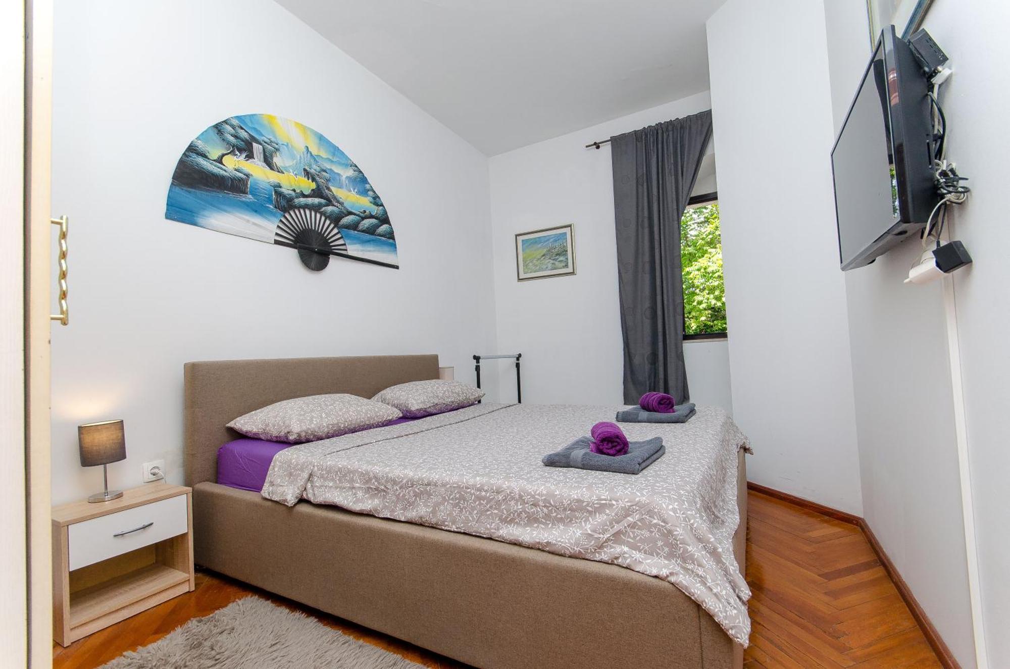 Stone Rose In Center Apartment Split Exterior photo