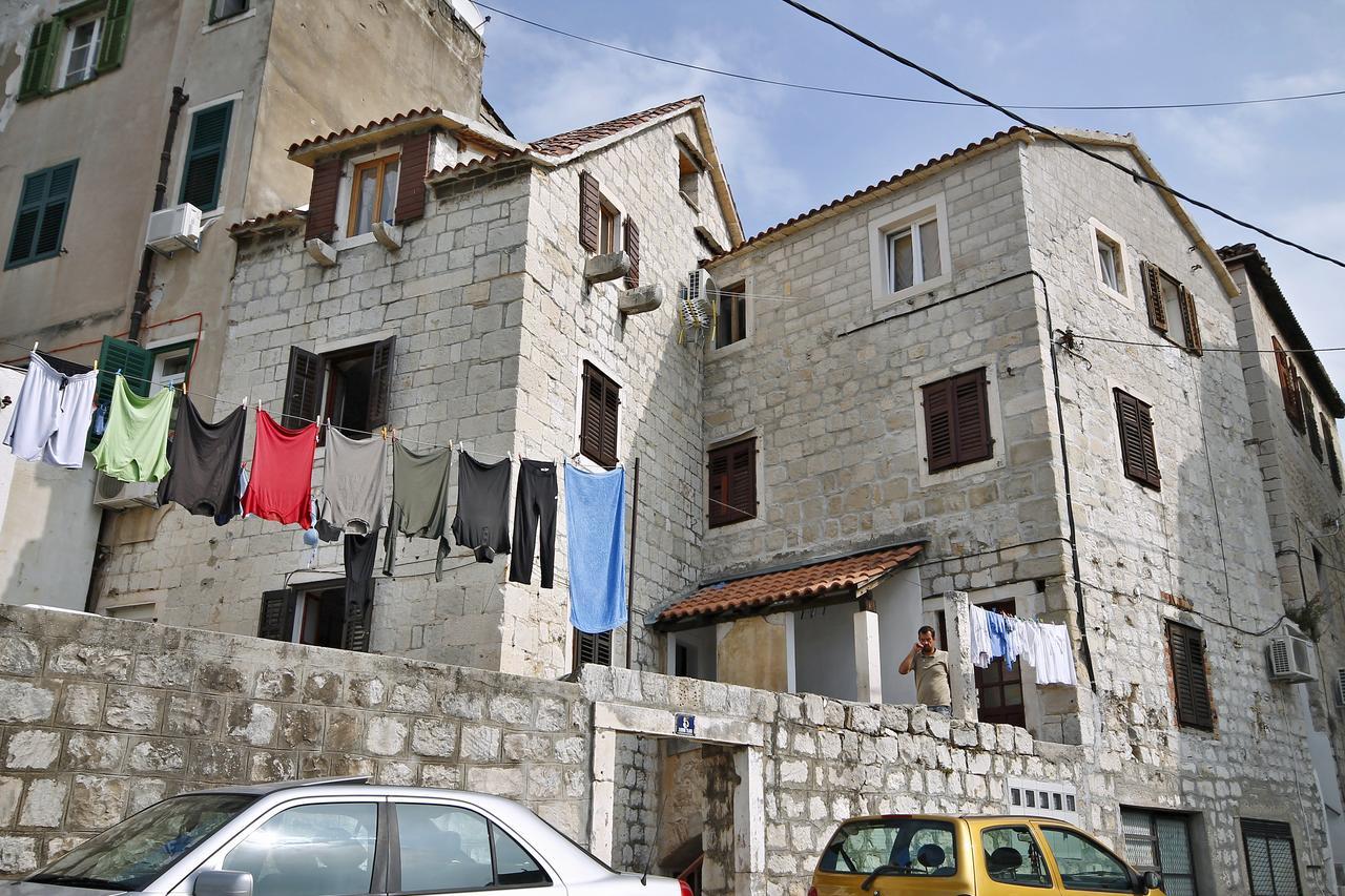 Stone Rose In Center Apartment Split Exterior photo