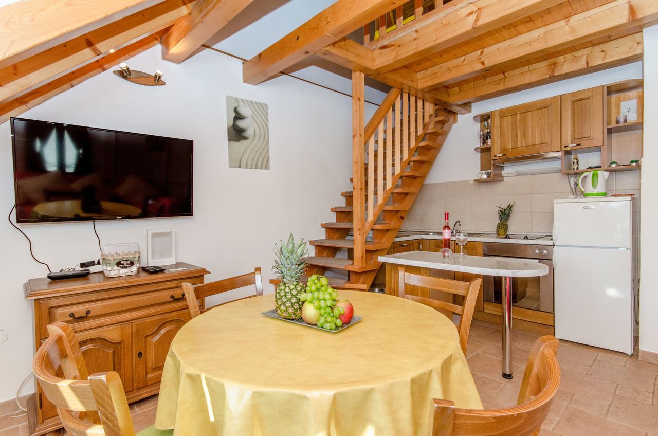 Stone Rose In Center Apartment Split Exterior photo