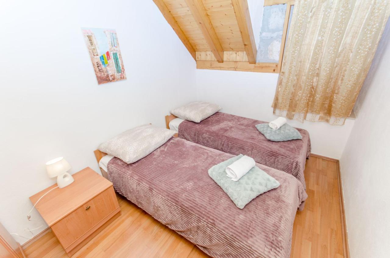 Stone Rose In Center Apartment Split Exterior photo