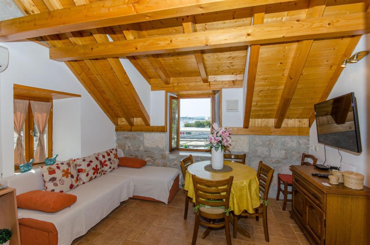 Stone Rose In Center Apartment Split Exterior photo