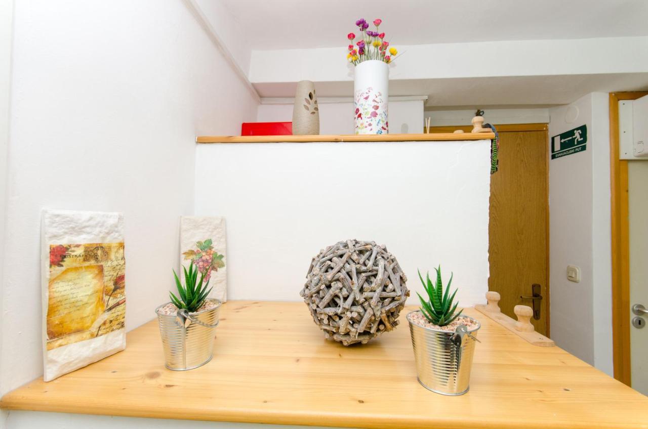 Stone Rose In Center Apartment Split Exterior photo