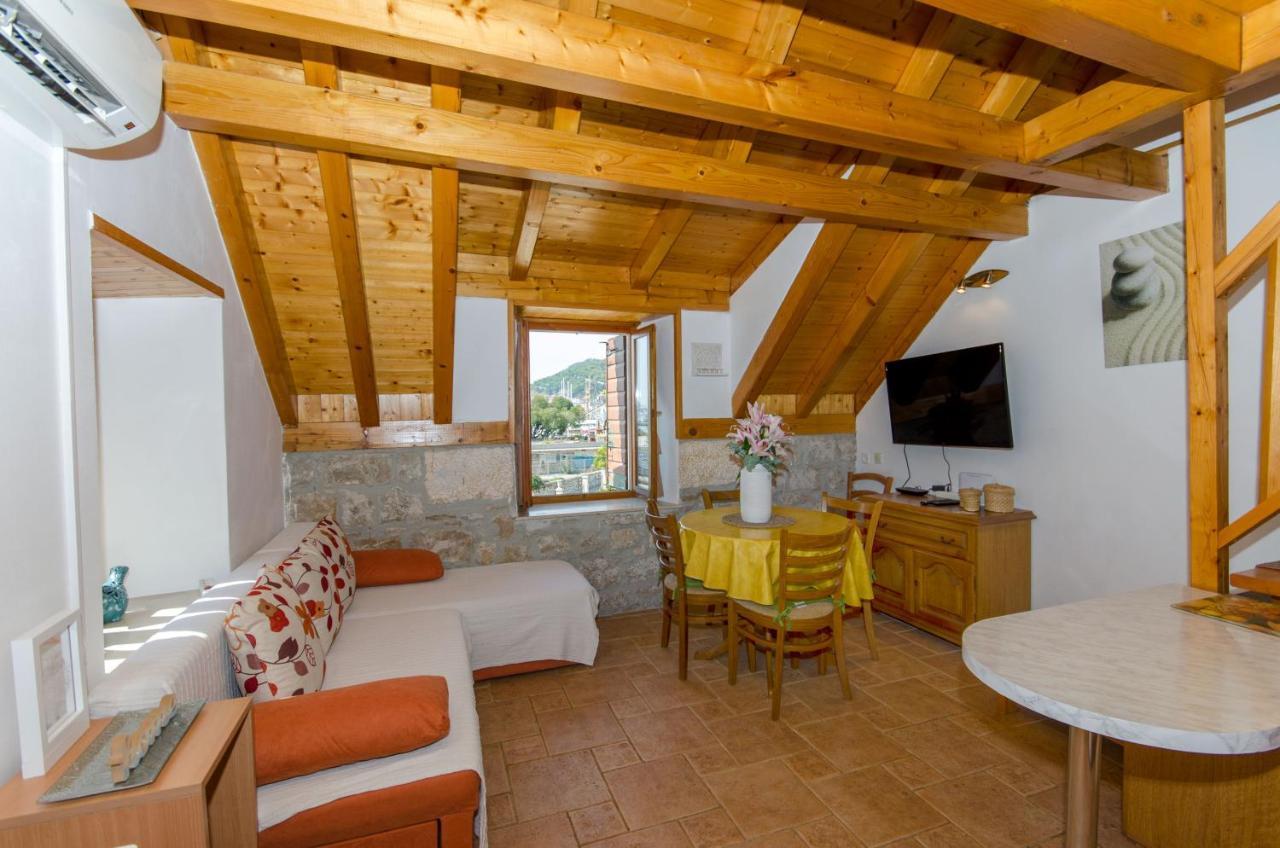 Stone Rose In Center Apartment Split Exterior photo