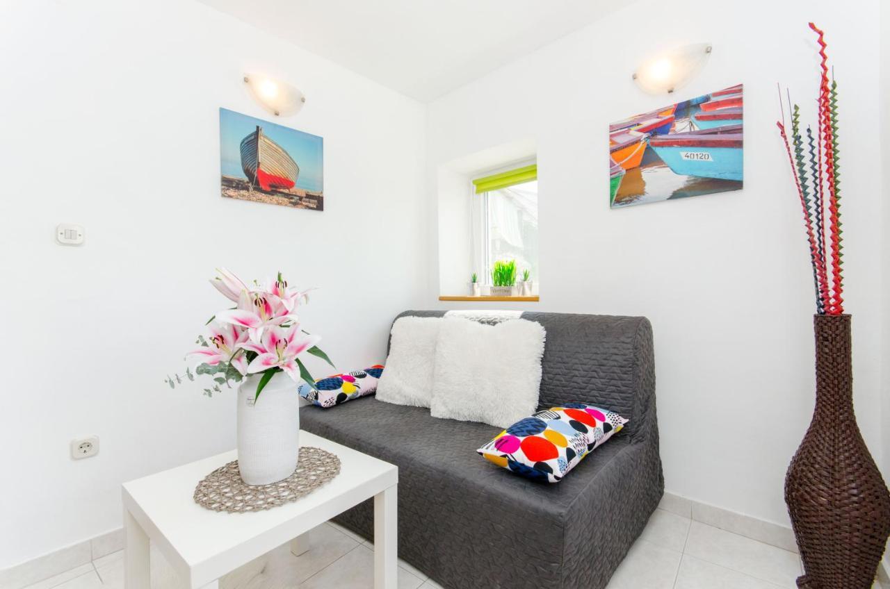 Stone Rose In Center Apartment Split Exterior photo