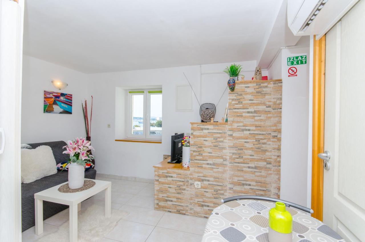 Stone Rose In Center Apartment Split Exterior photo