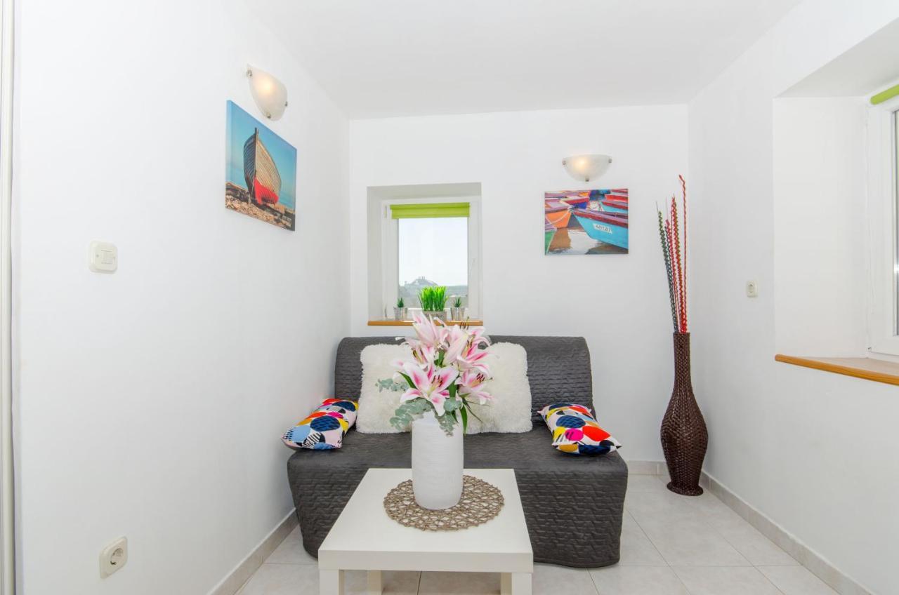 Stone Rose In Center Apartment Split Exterior photo