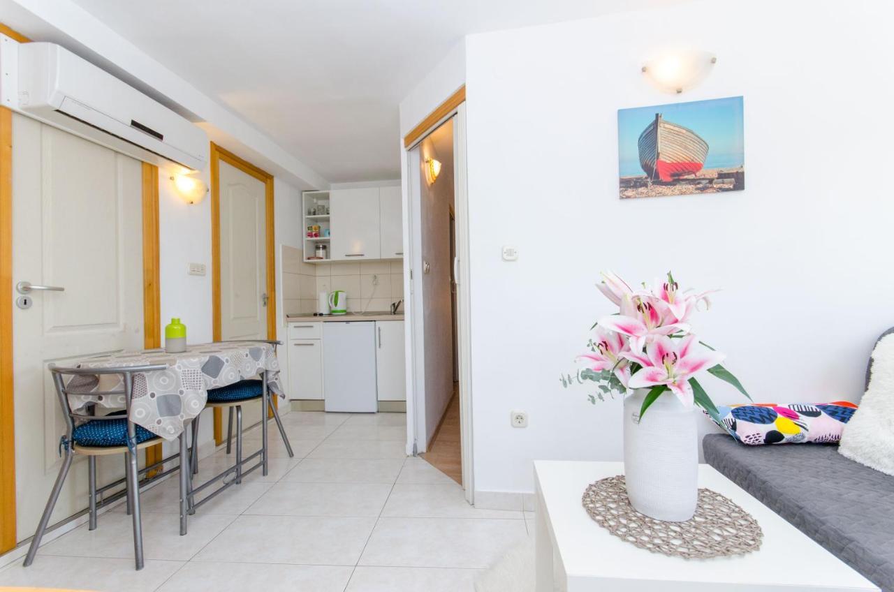 Stone Rose In Center Apartment Split Exterior photo
