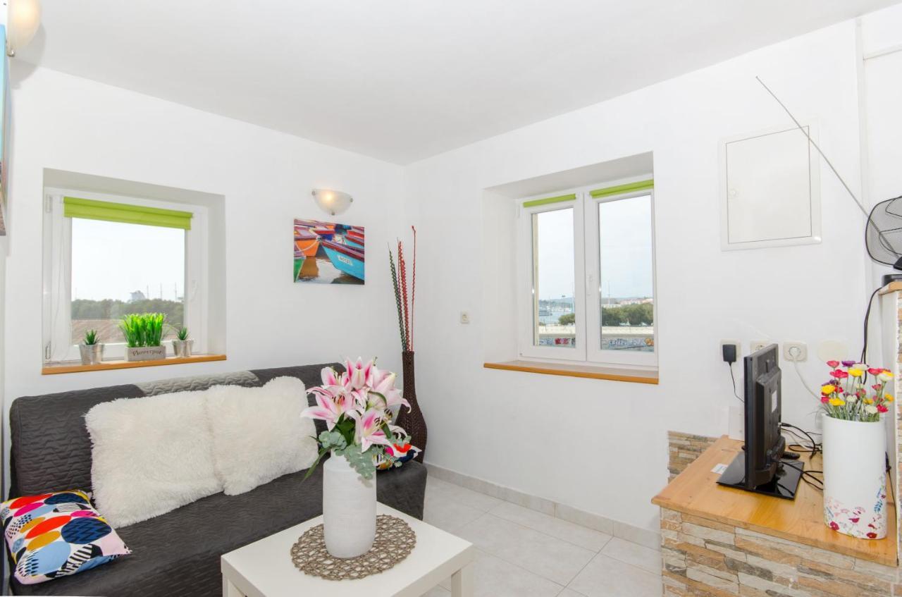 Stone Rose In Center Apartment Split Exterior photo